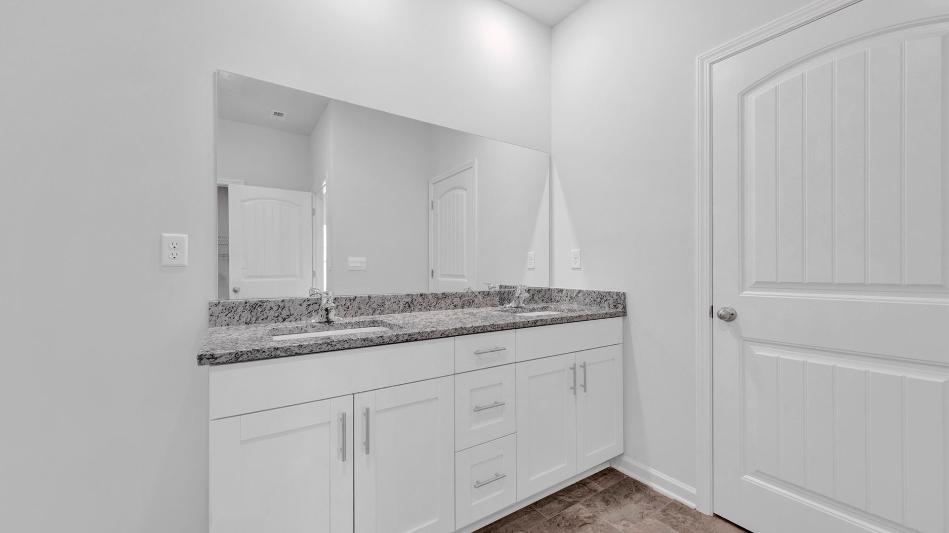 En suite bathroom with granite countertop vanity