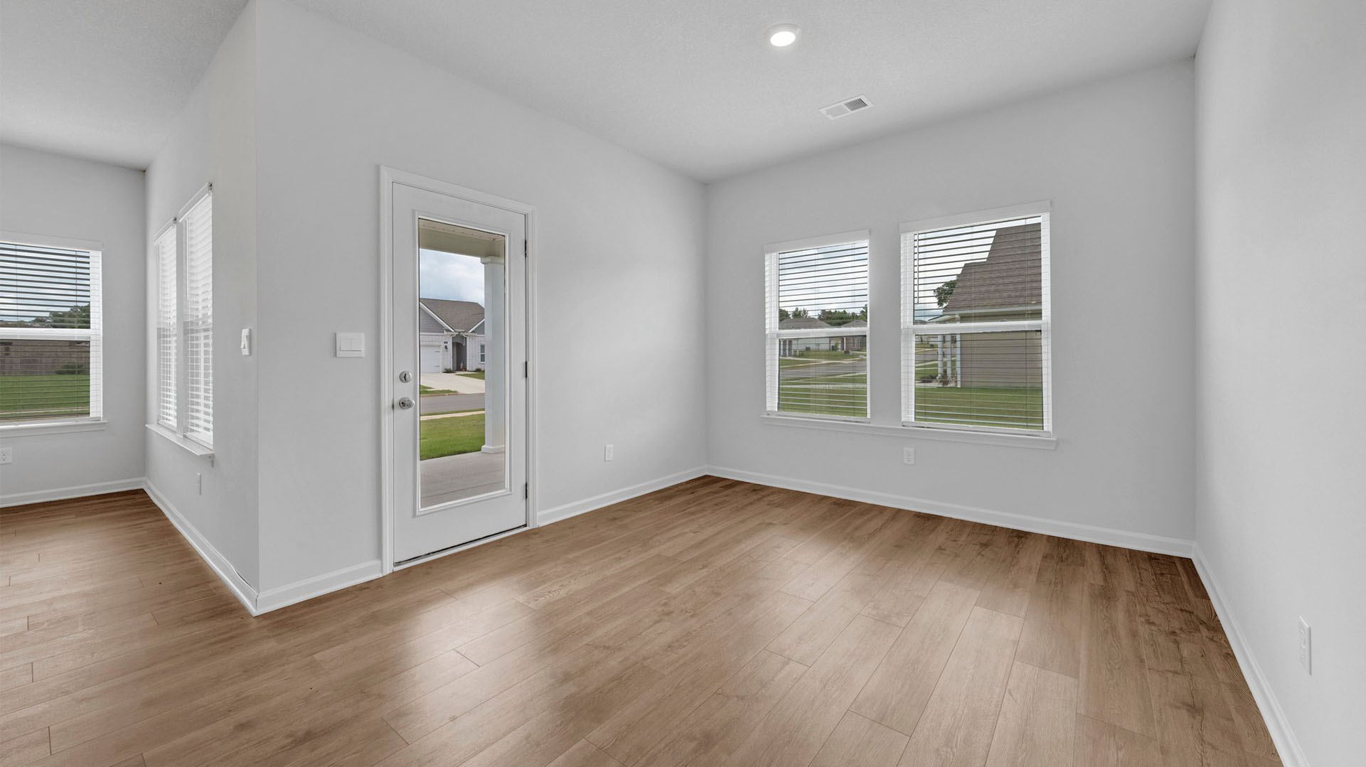 Dining room area parallel to the kitchen area