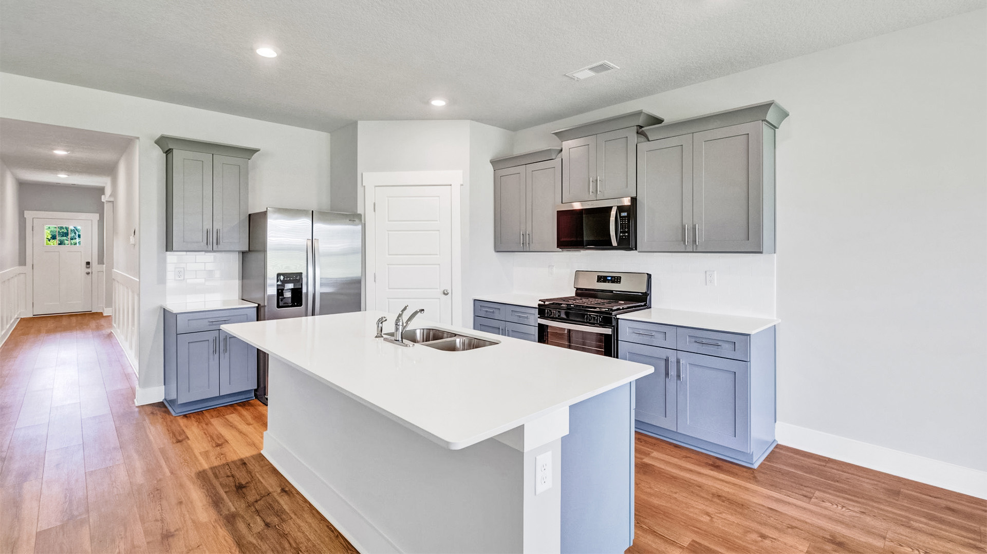 Beautiful kitchen with tile backsplash finishes
