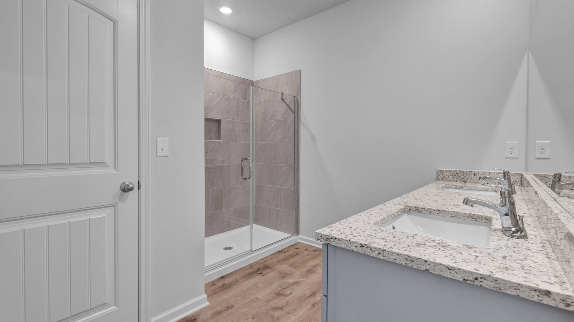 En suite primary bathroom with a dual vanity