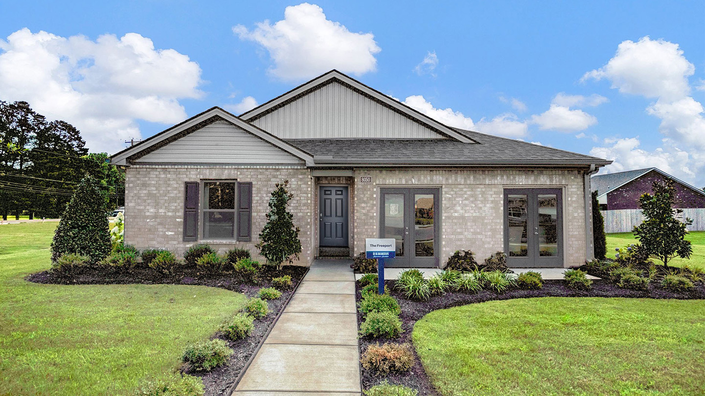 Front view of the entry of the Freeport floorplan in Huntington Estates