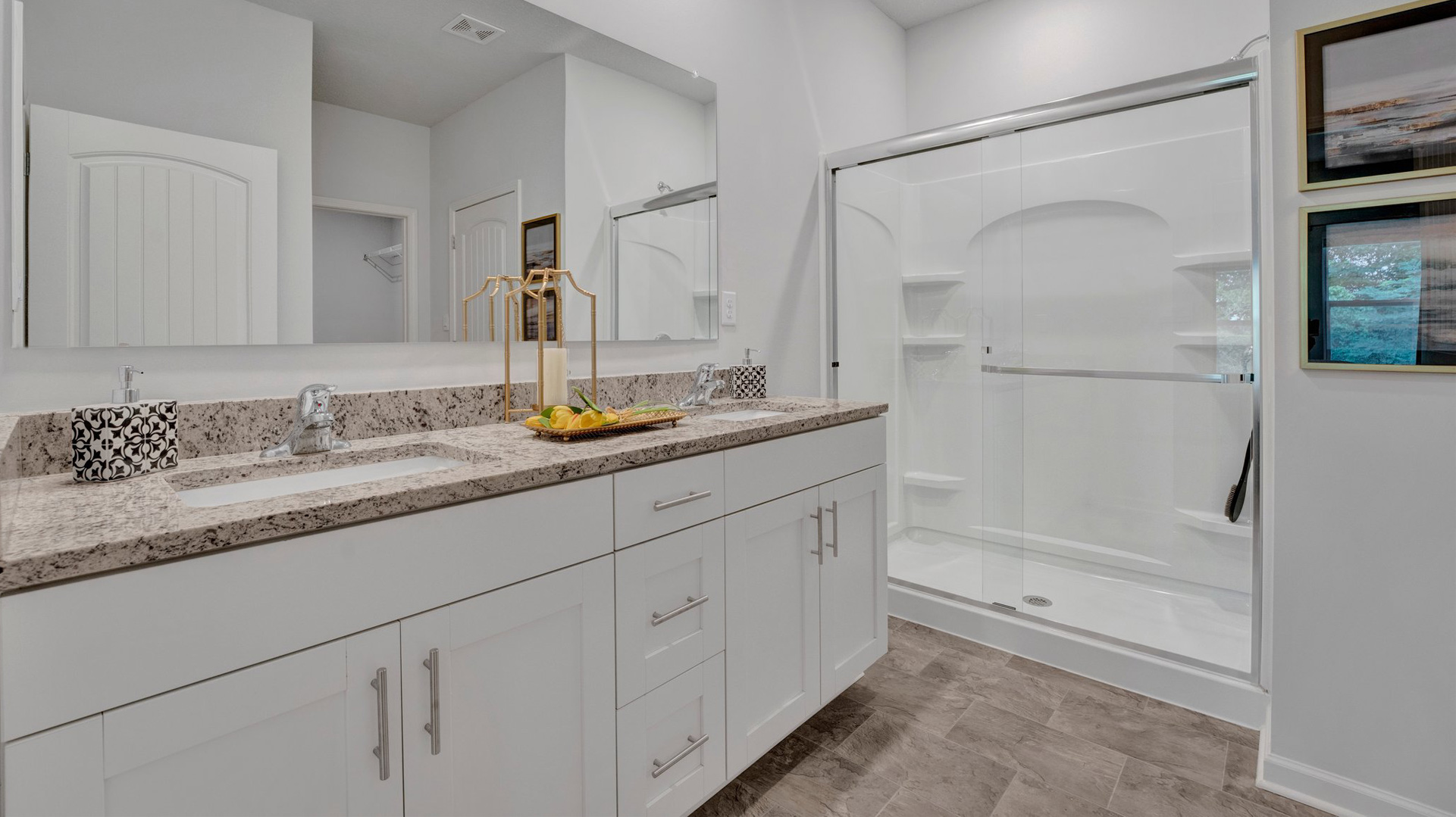 En suite primary bathroom with a dual vanity