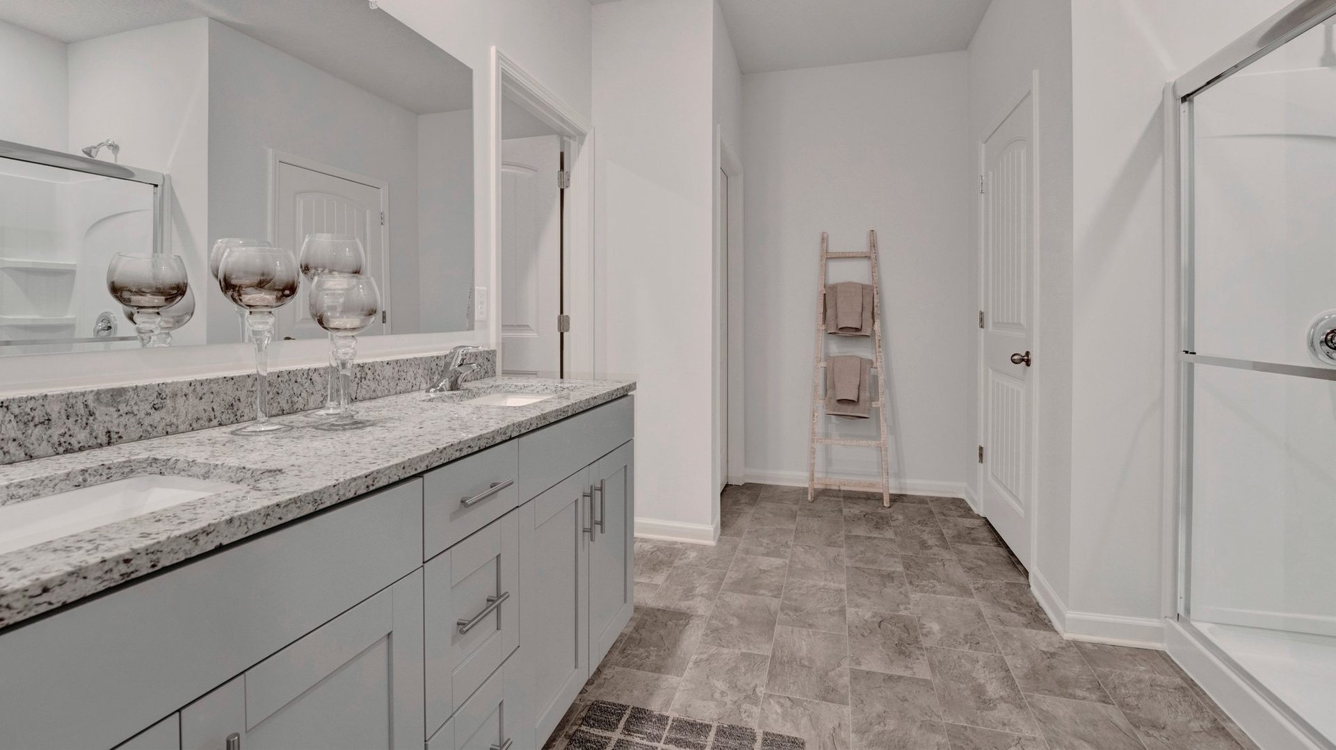 En suite primary bathroom with a dual vanity