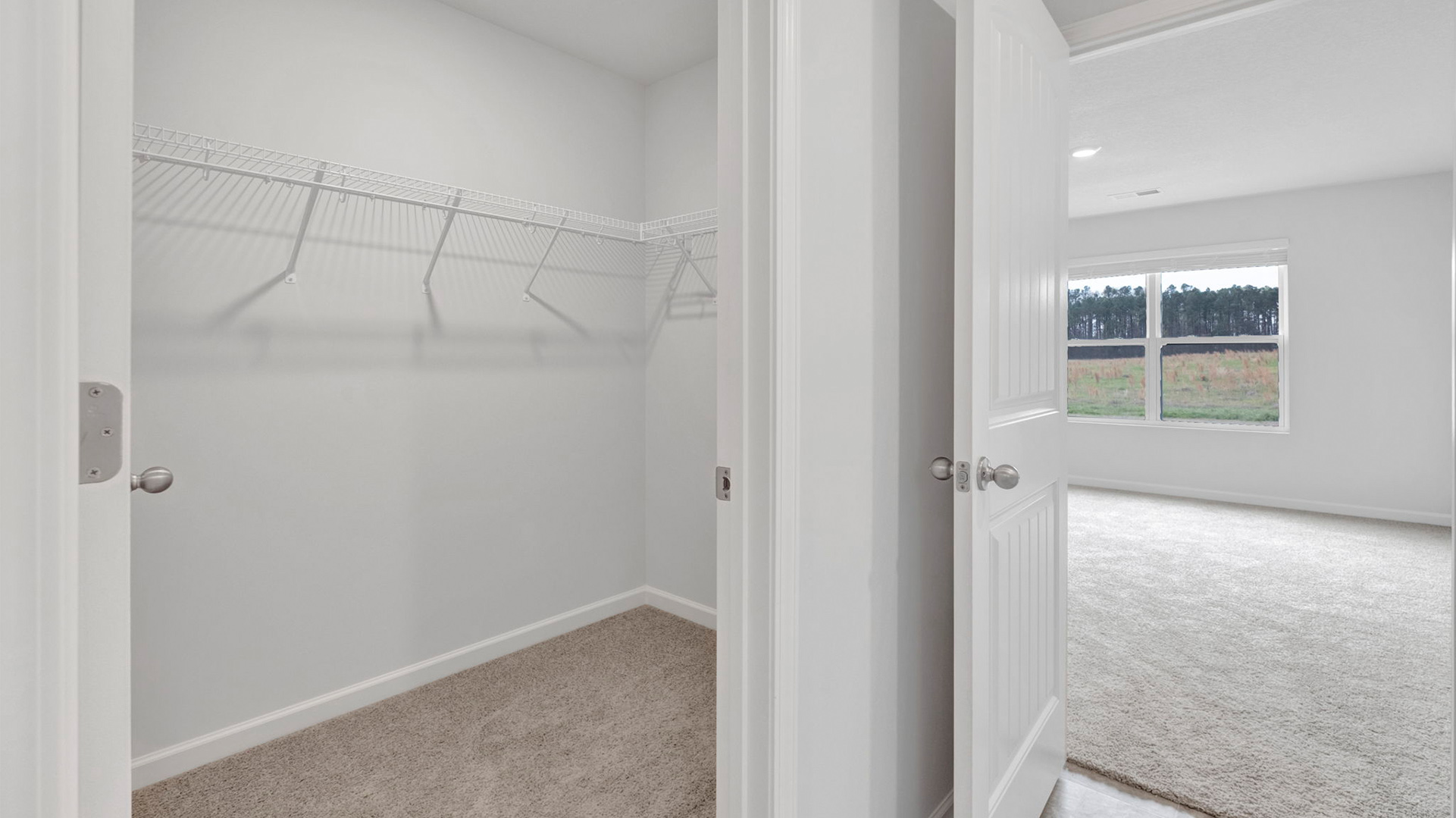 En suite with a privacy bathroom and a closet