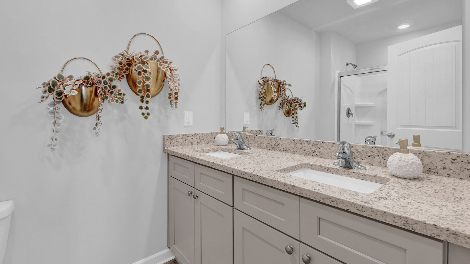 En suite bathroom with a dual vanity