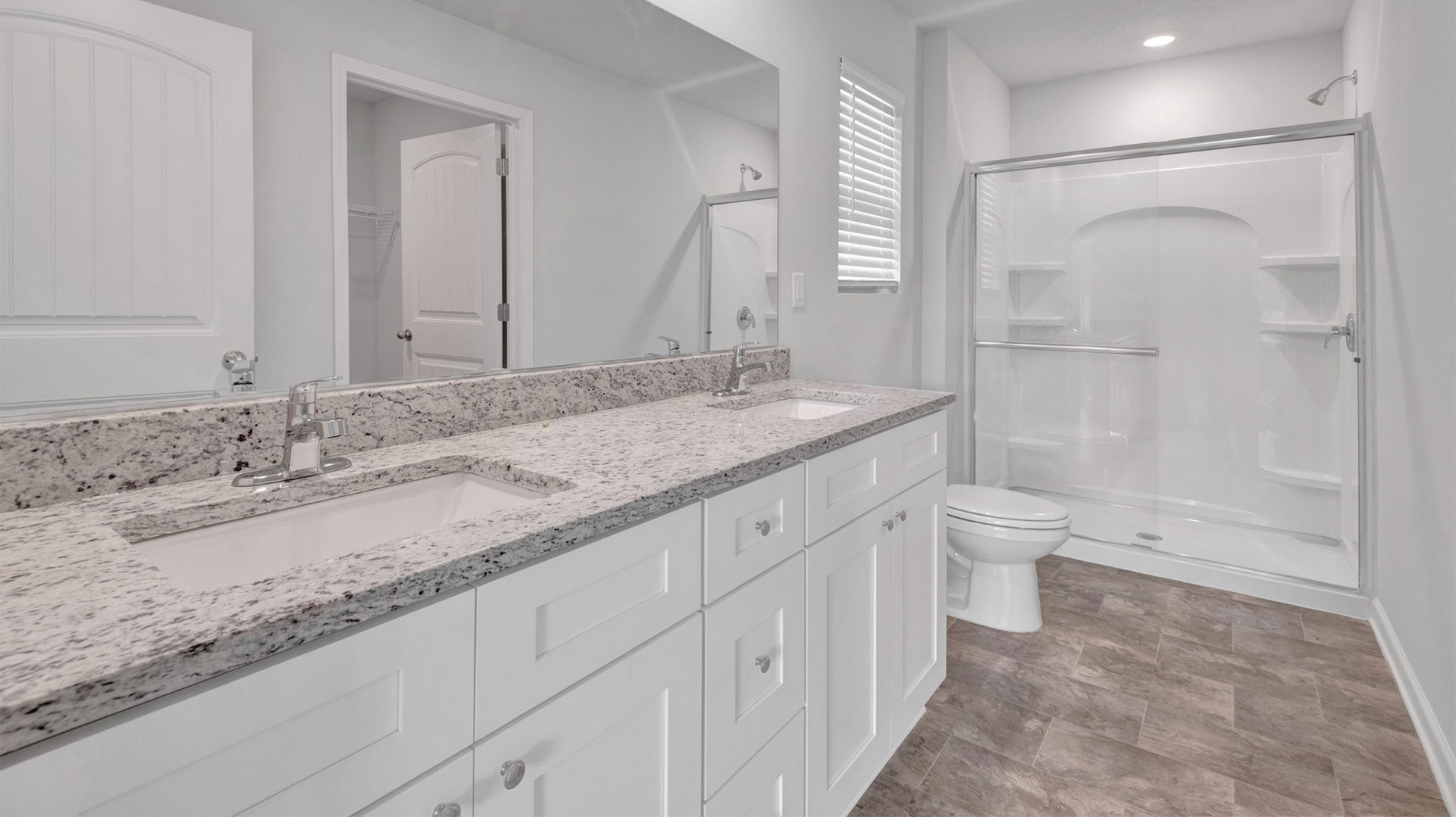 En suite primary bathroom with a dual vanity