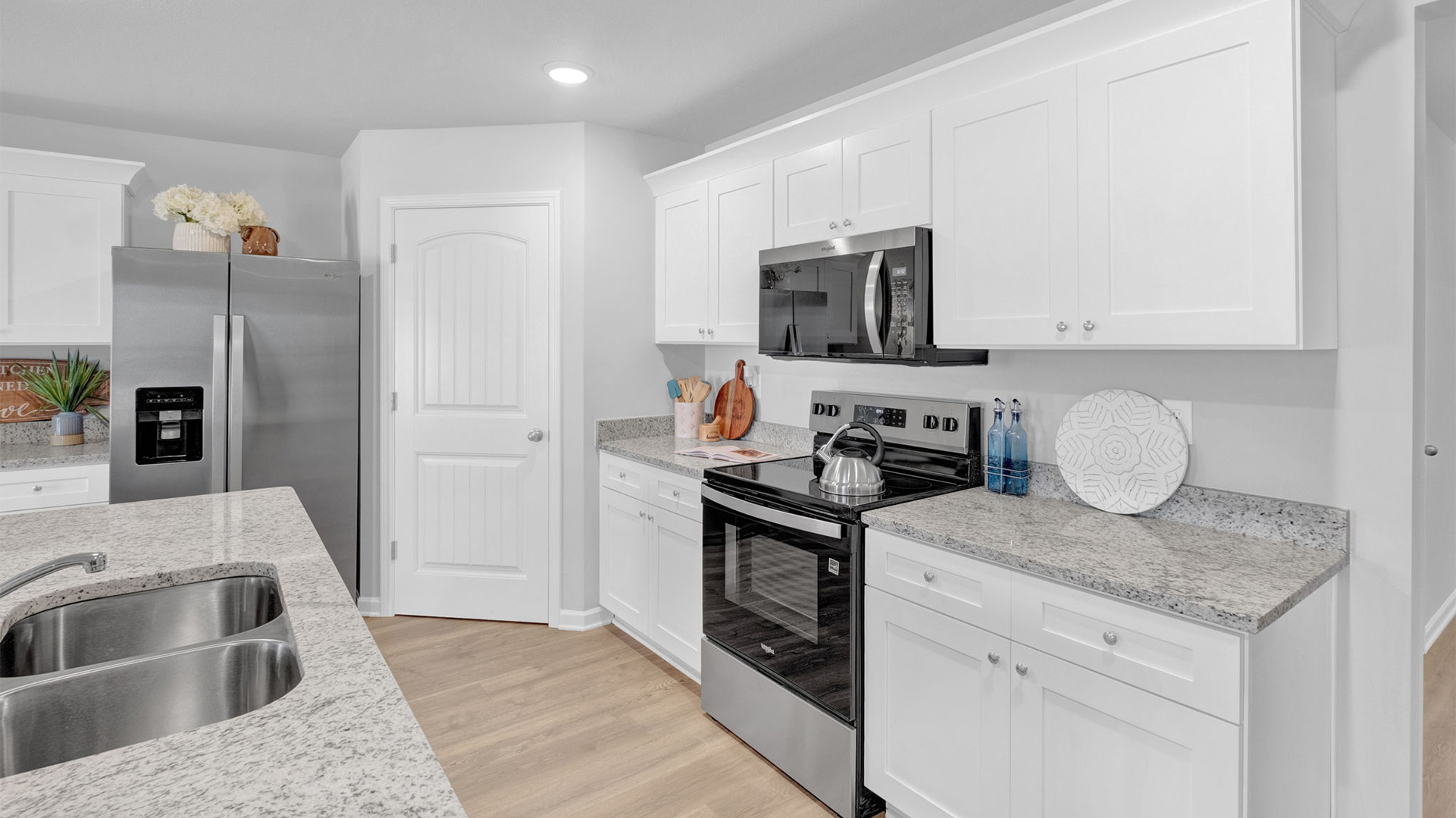 Beautiful light cabinets in the spacious ktichen