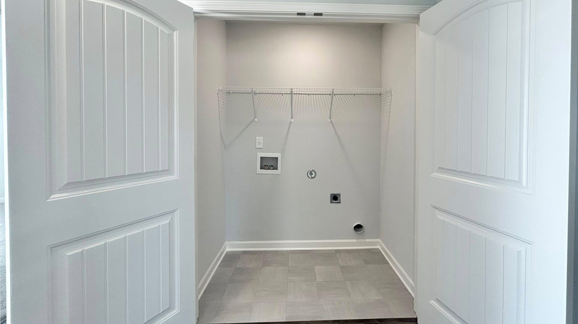 Laundry closet with ventilated shelving