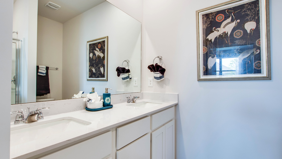 En suite primary bathroom with a dual vanity