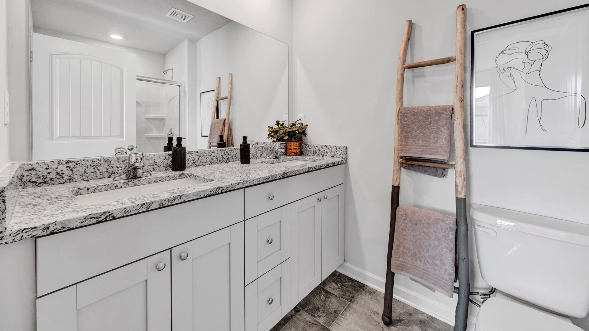 En suite primary bathroom with a dual vanity