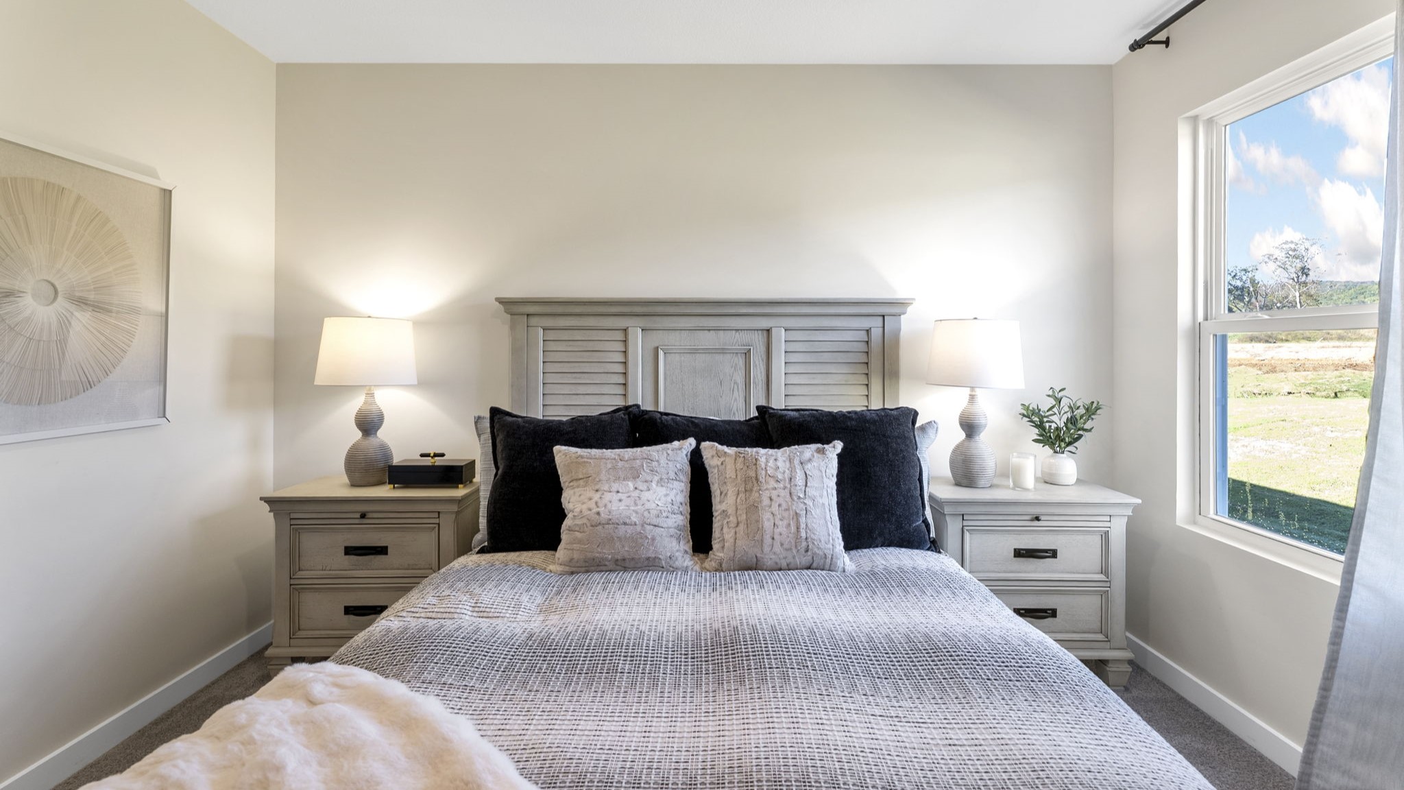 bedroom with single window and walk-in clsoet