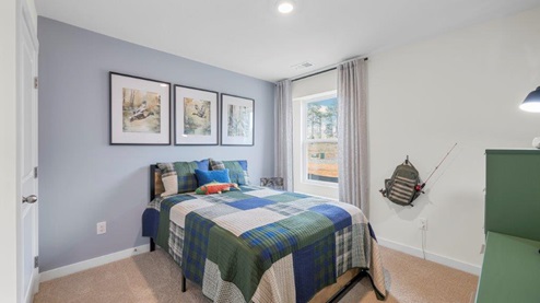Guest room with carpet single window