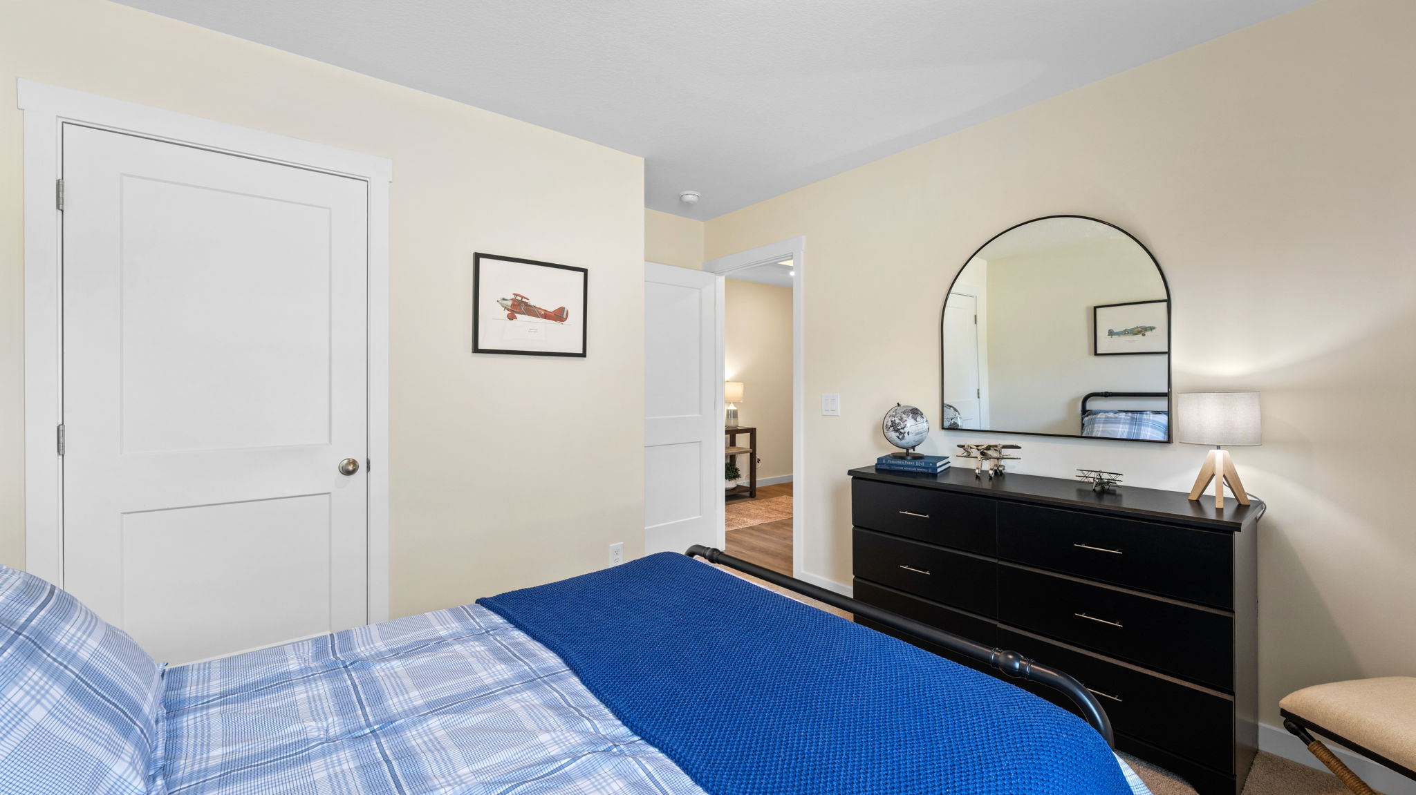 bedroom with single window and closet