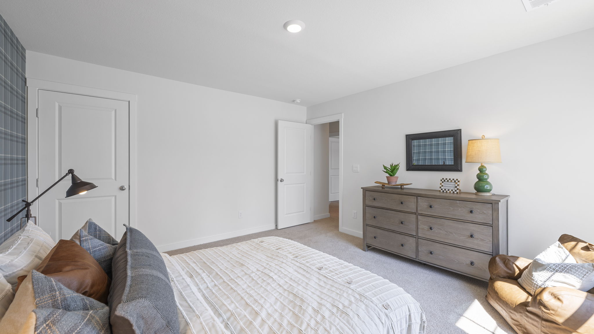 guest room with carpet