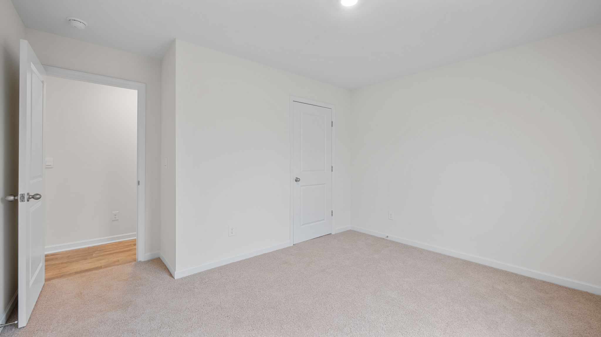 the bedroom has a walk in closet