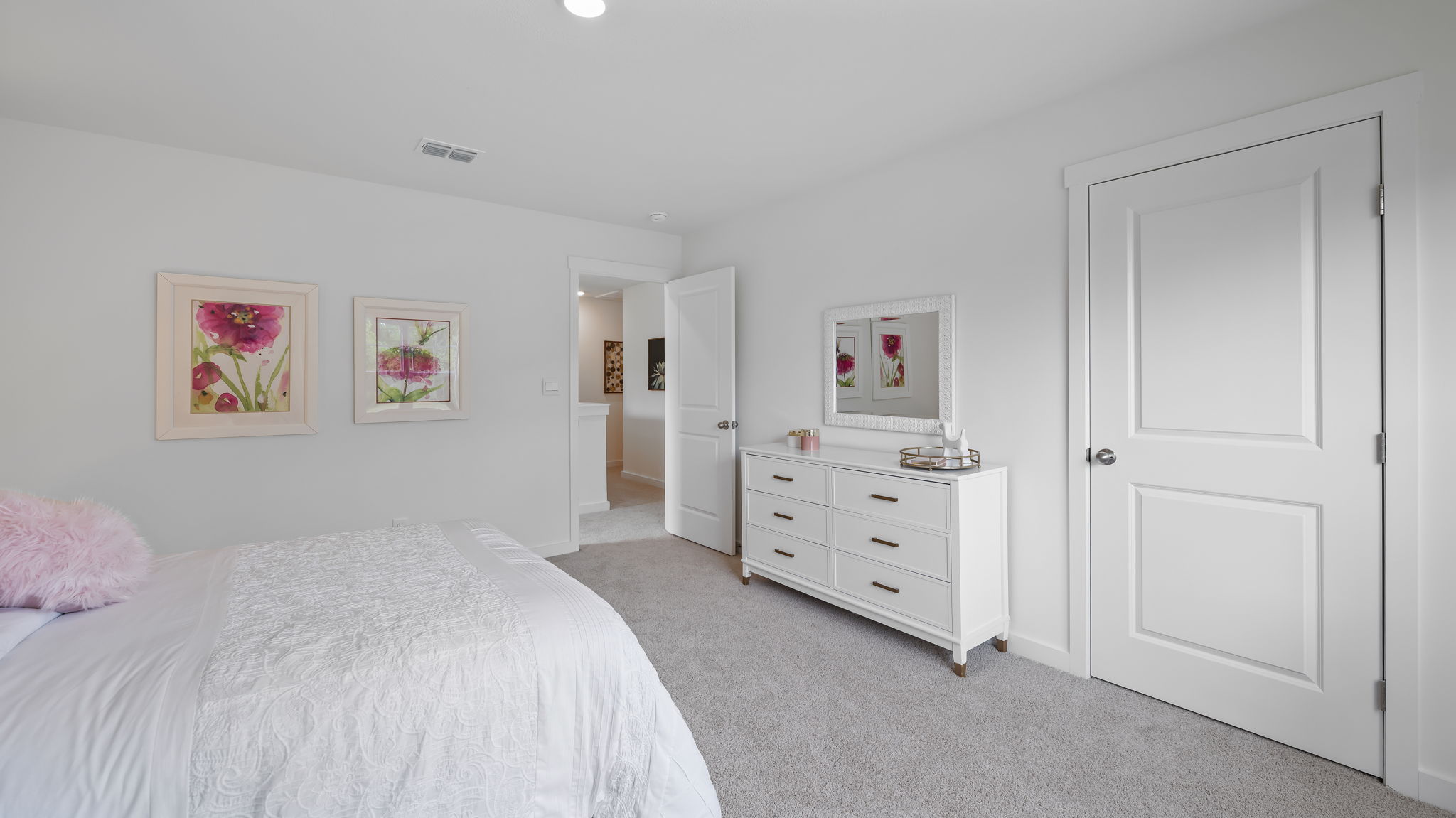 Guest bedroom with carpet and closet