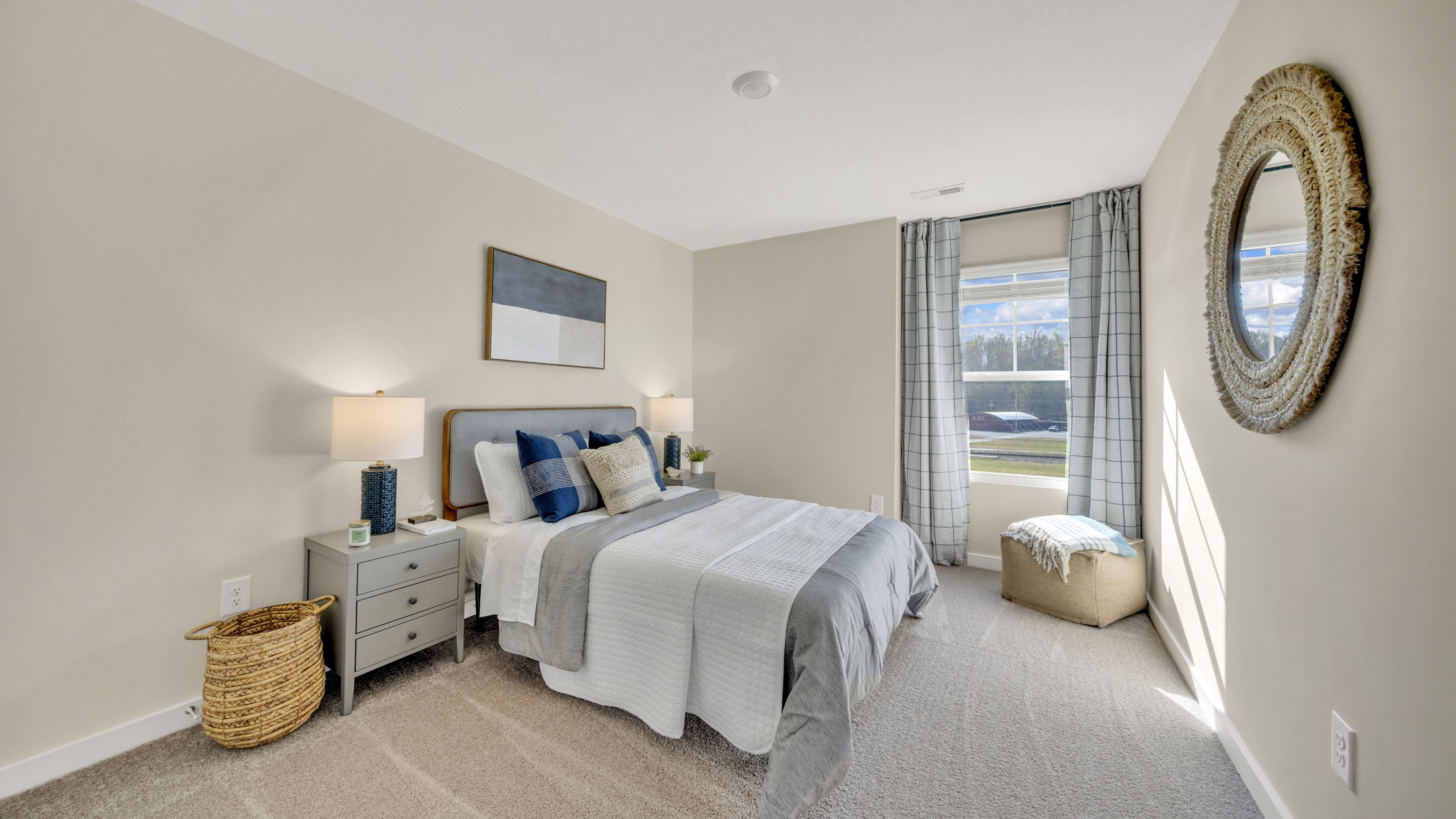 bedroom with single window