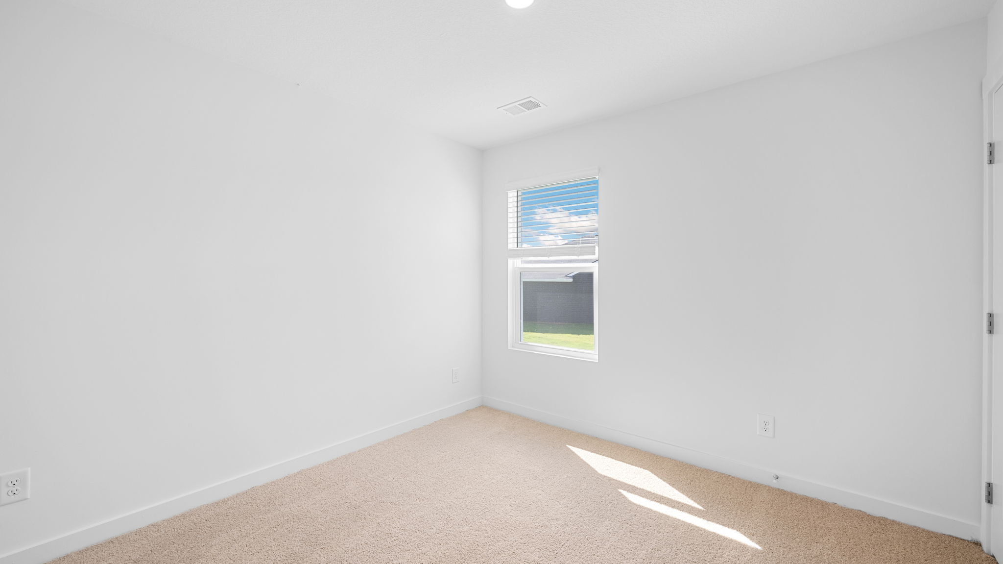 bedroom with single window