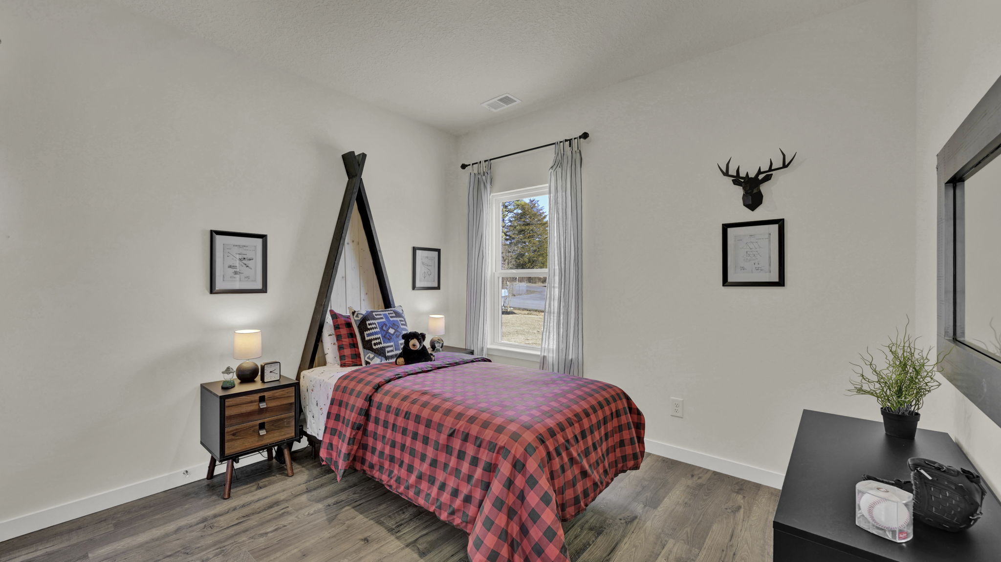 Guest bedroom with window