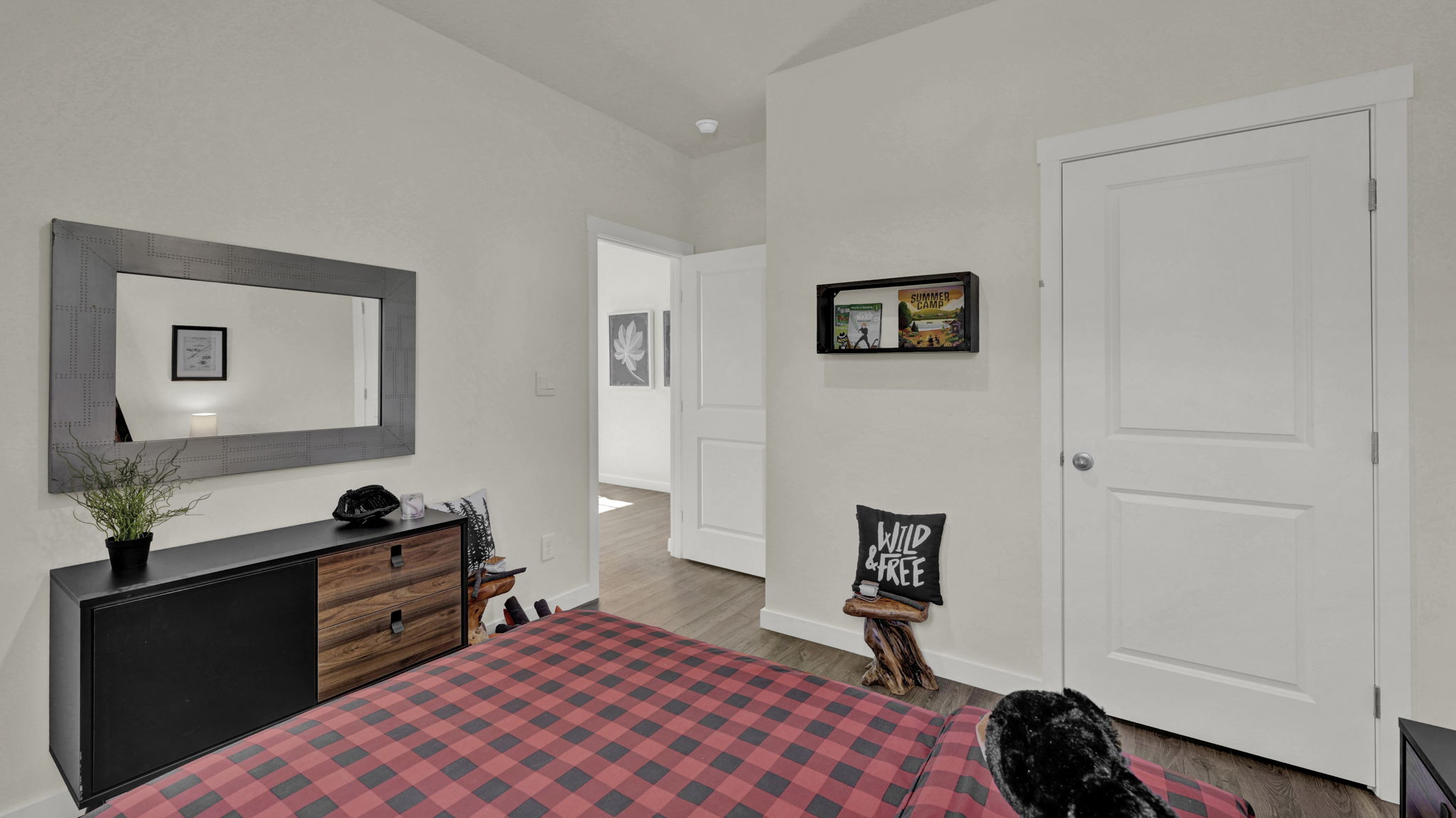 Guest bedroom with closet