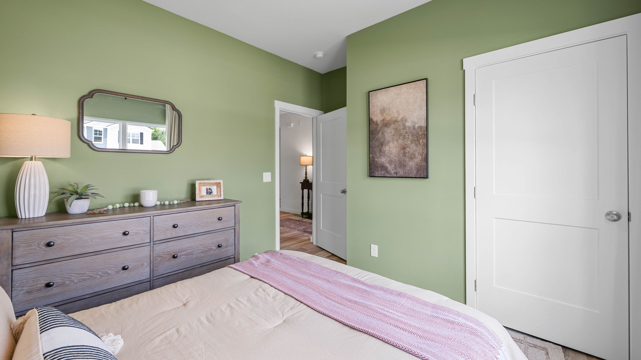 Guest room with closet