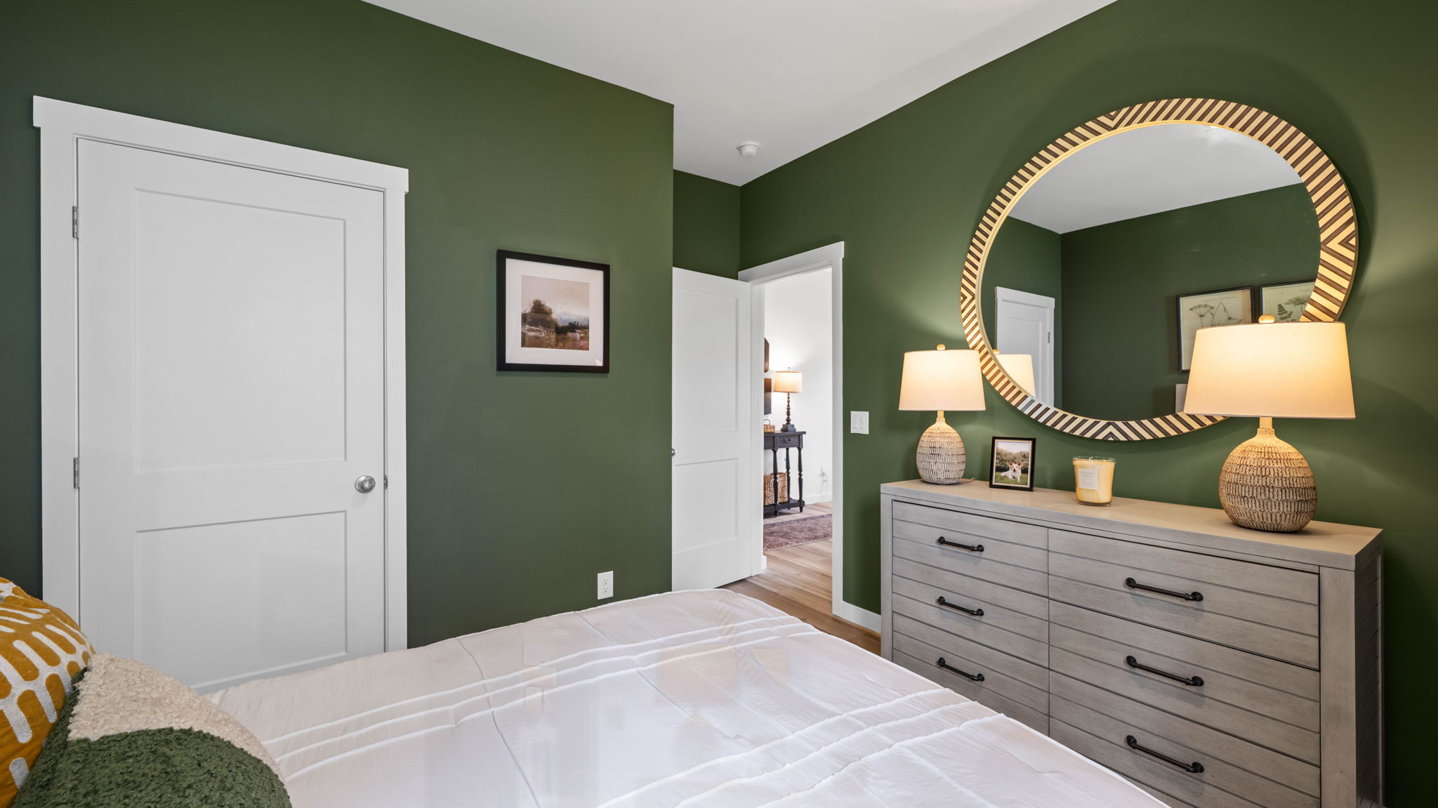 Guest room with closet