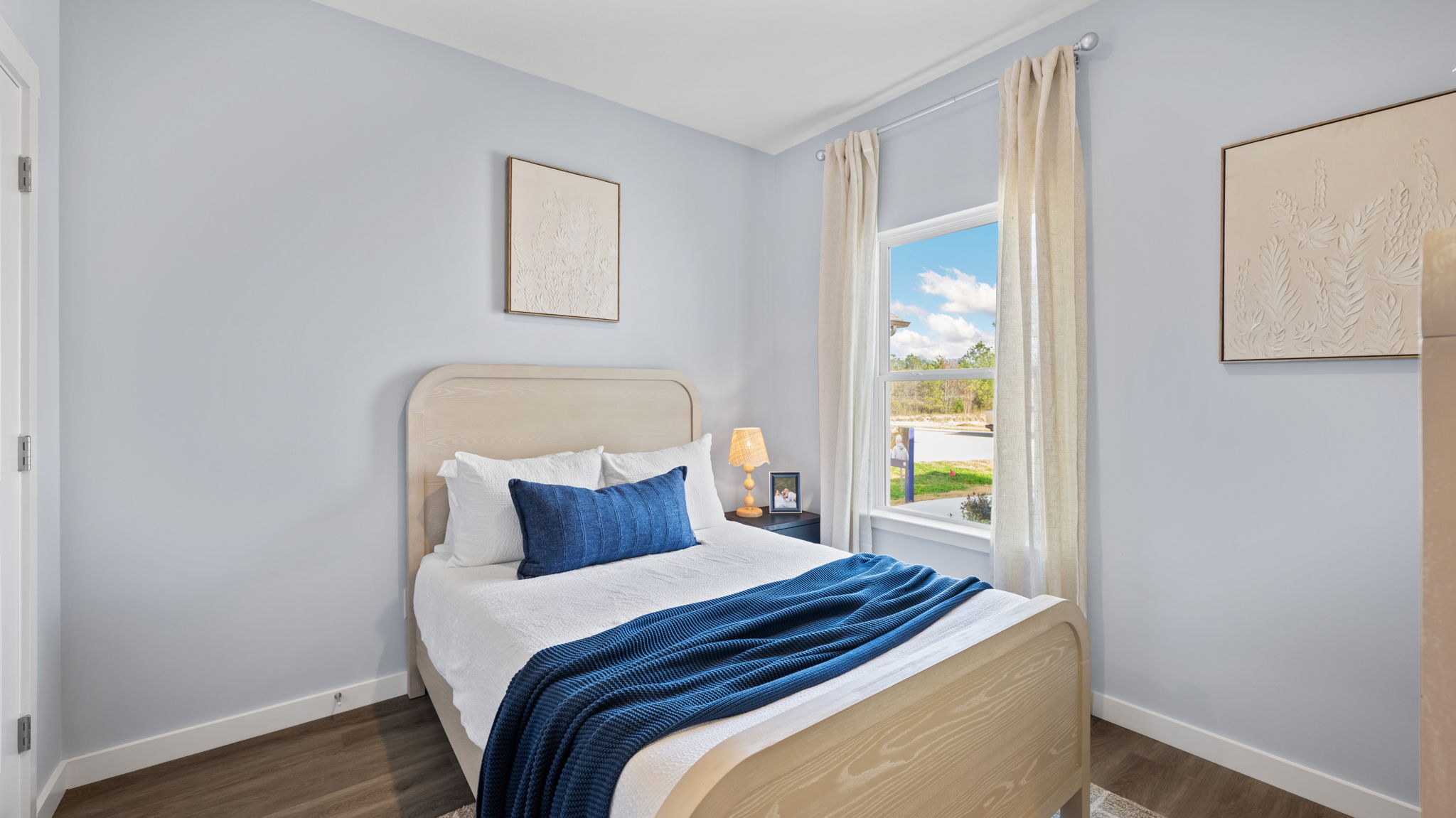 bedroom with single window