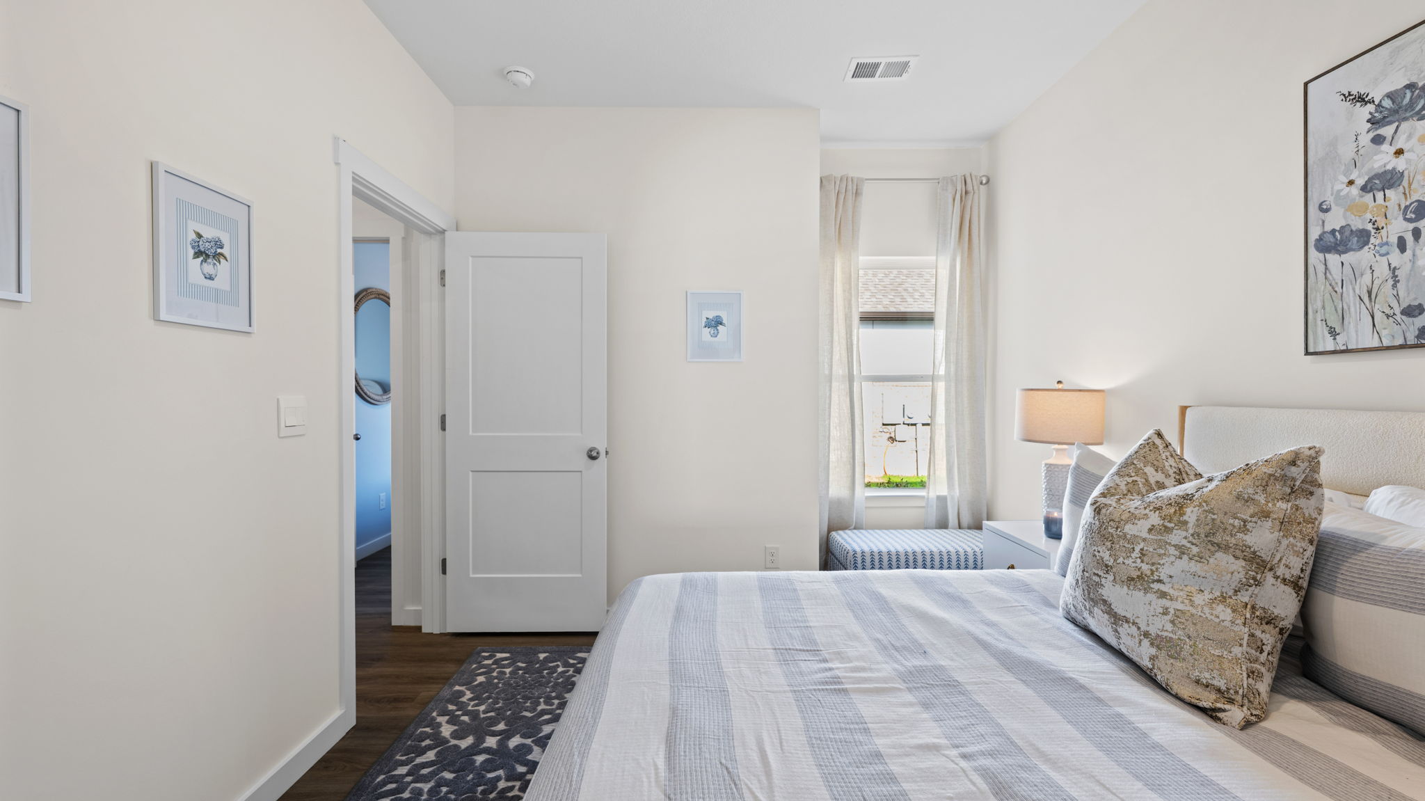 bedroom with single window