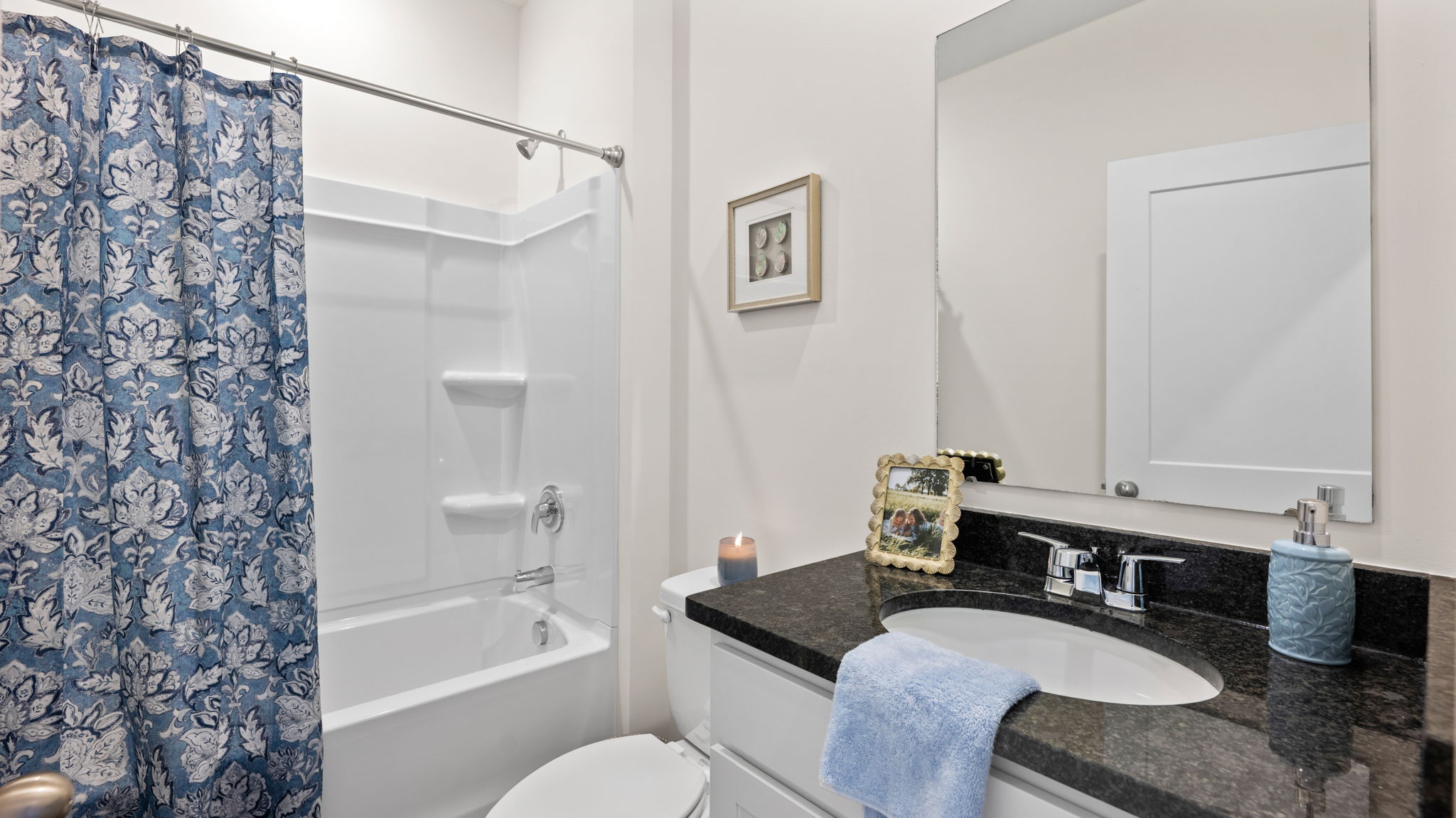 full bathroom with single vanity