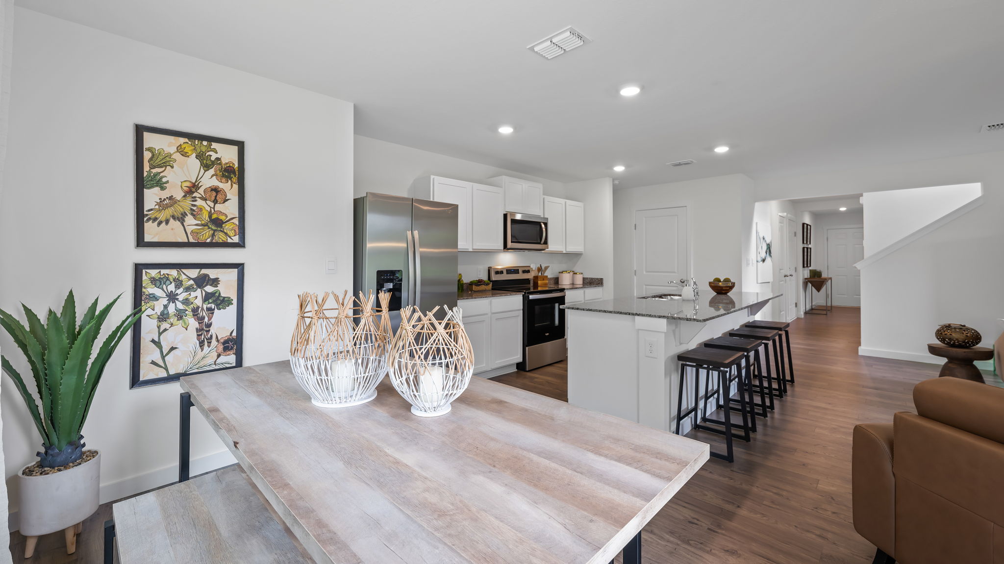 eating area off kitchen