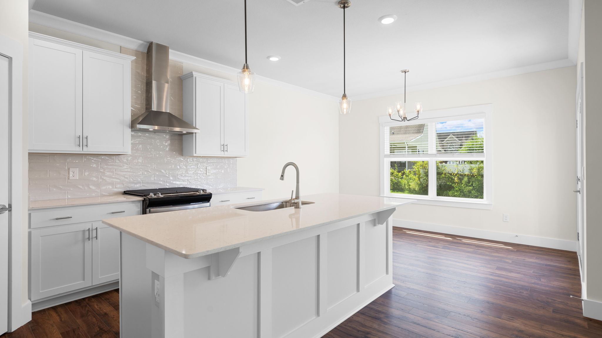 large island in kitchen