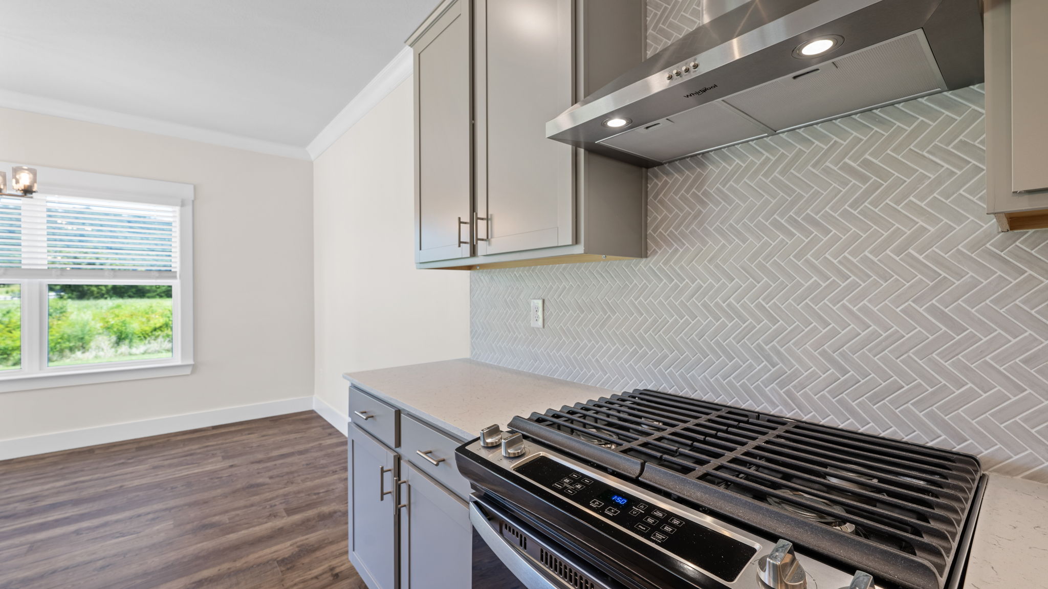 gray back splash on kitchen