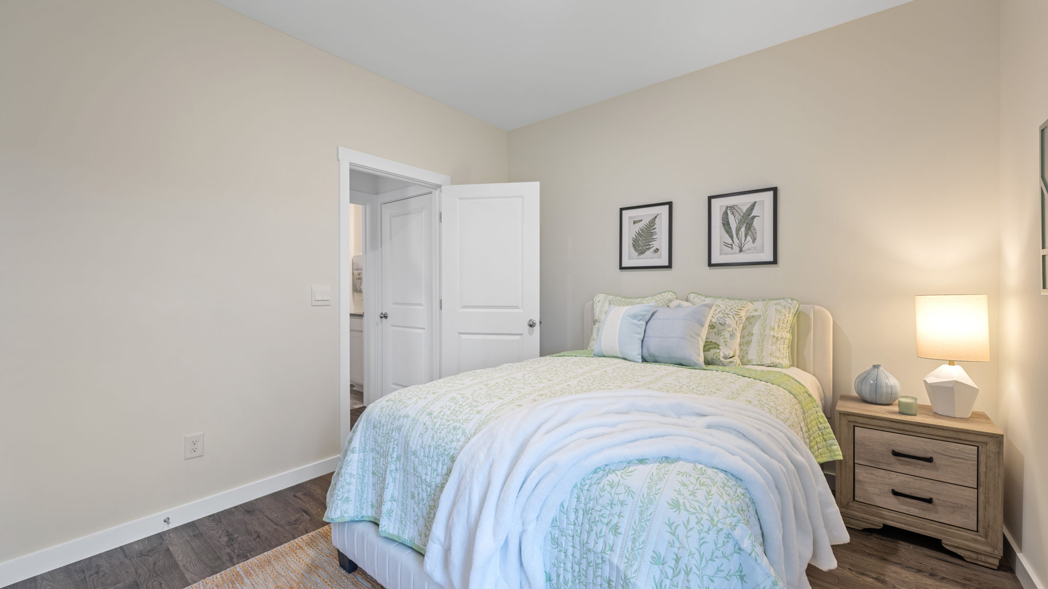 bedroom with single window and en suite