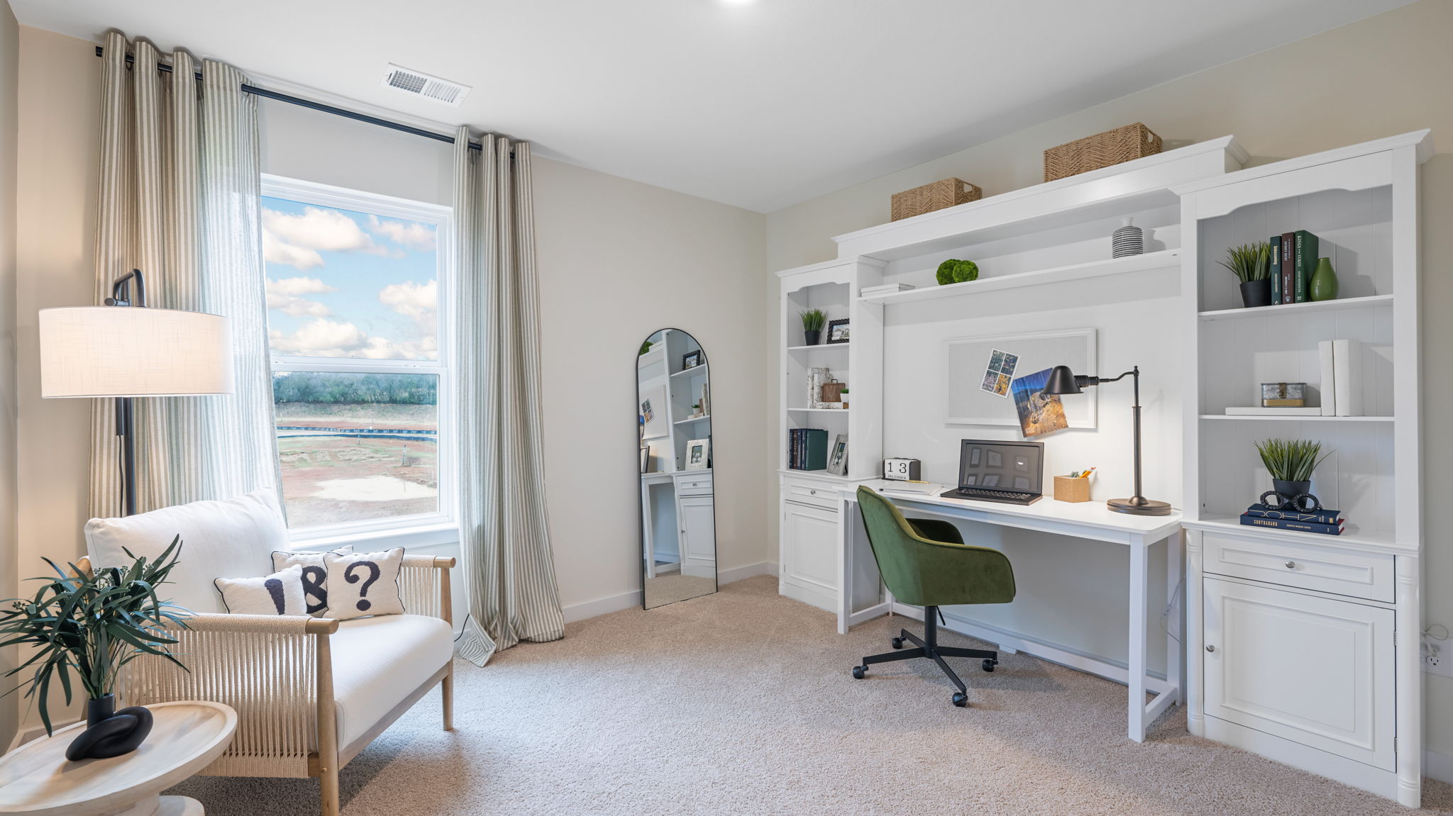 flex room with single window and walk-in closet