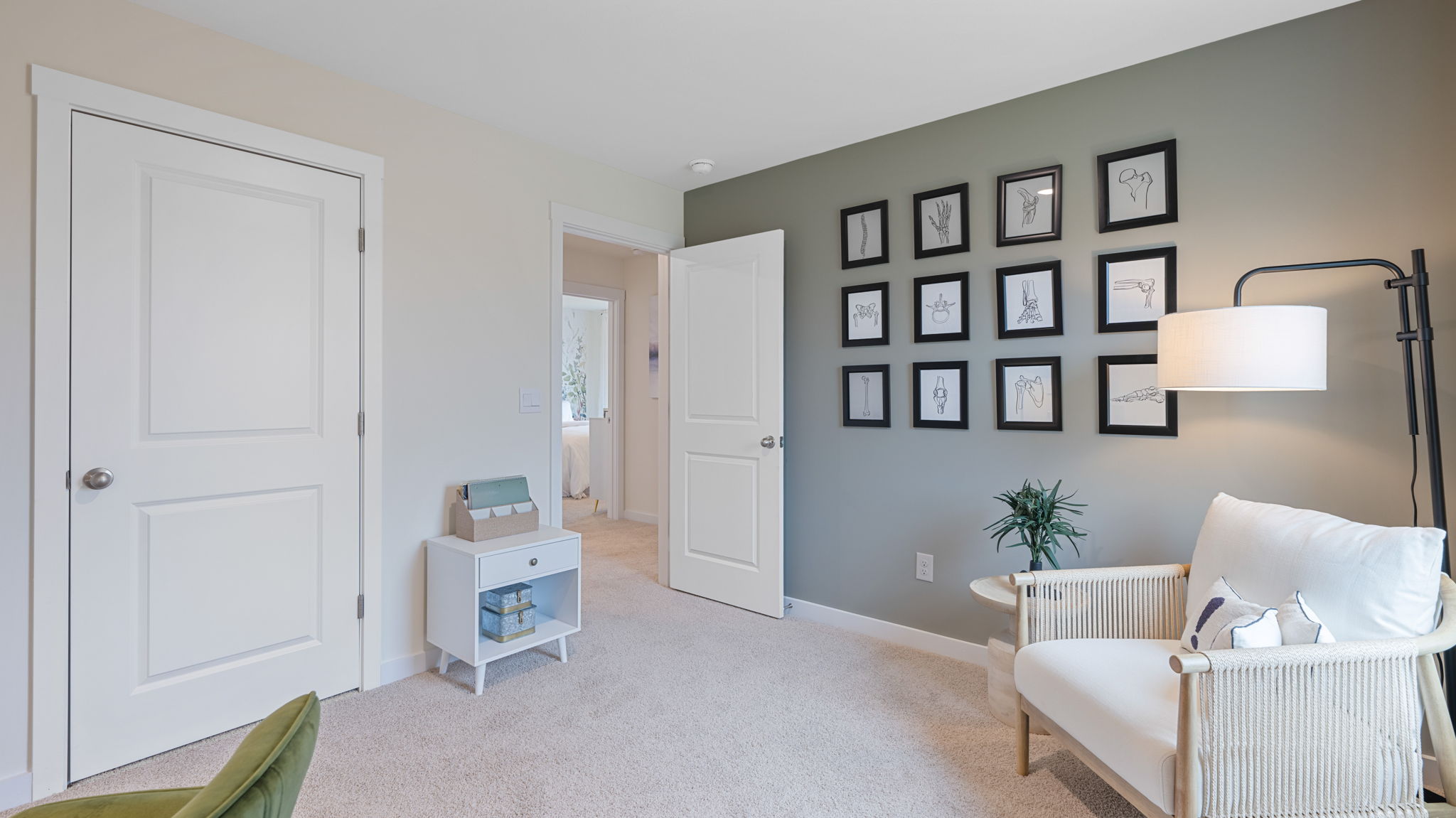 flex room with single window and walk-in closet