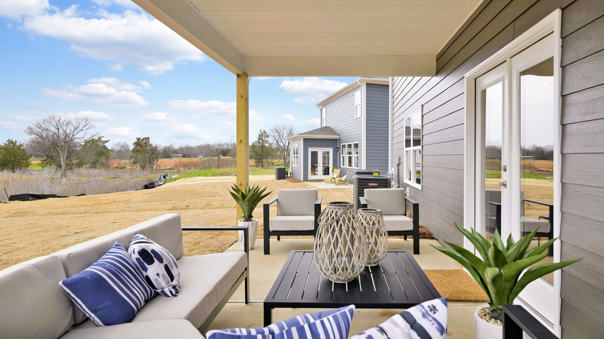 porch area with decor