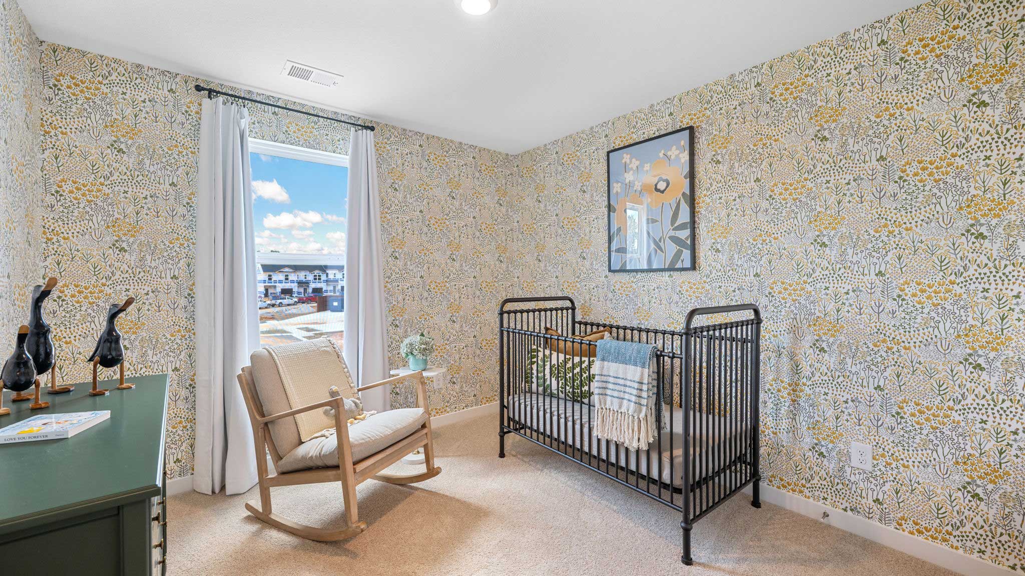 Guest room with carpet and singlw window