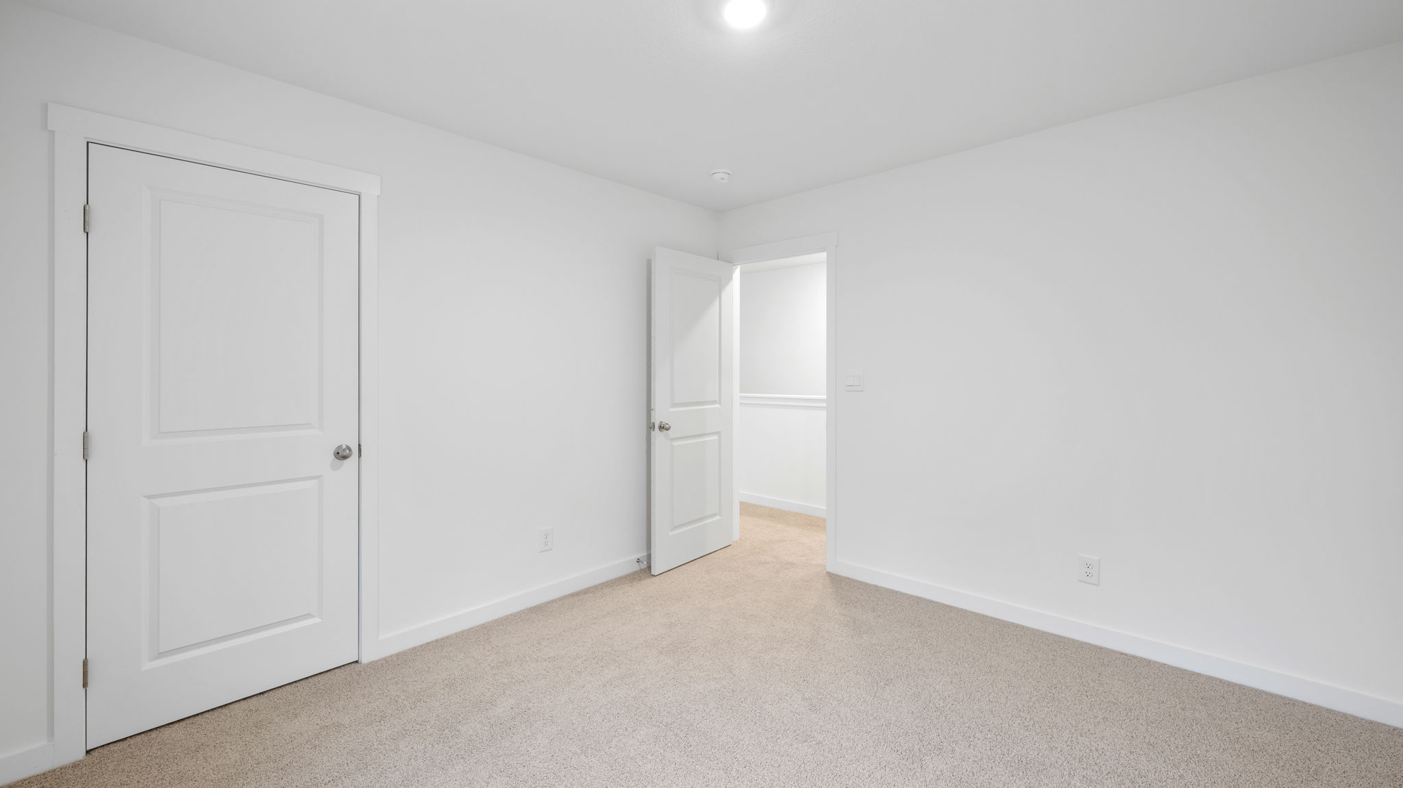 bedroom with single window and closet