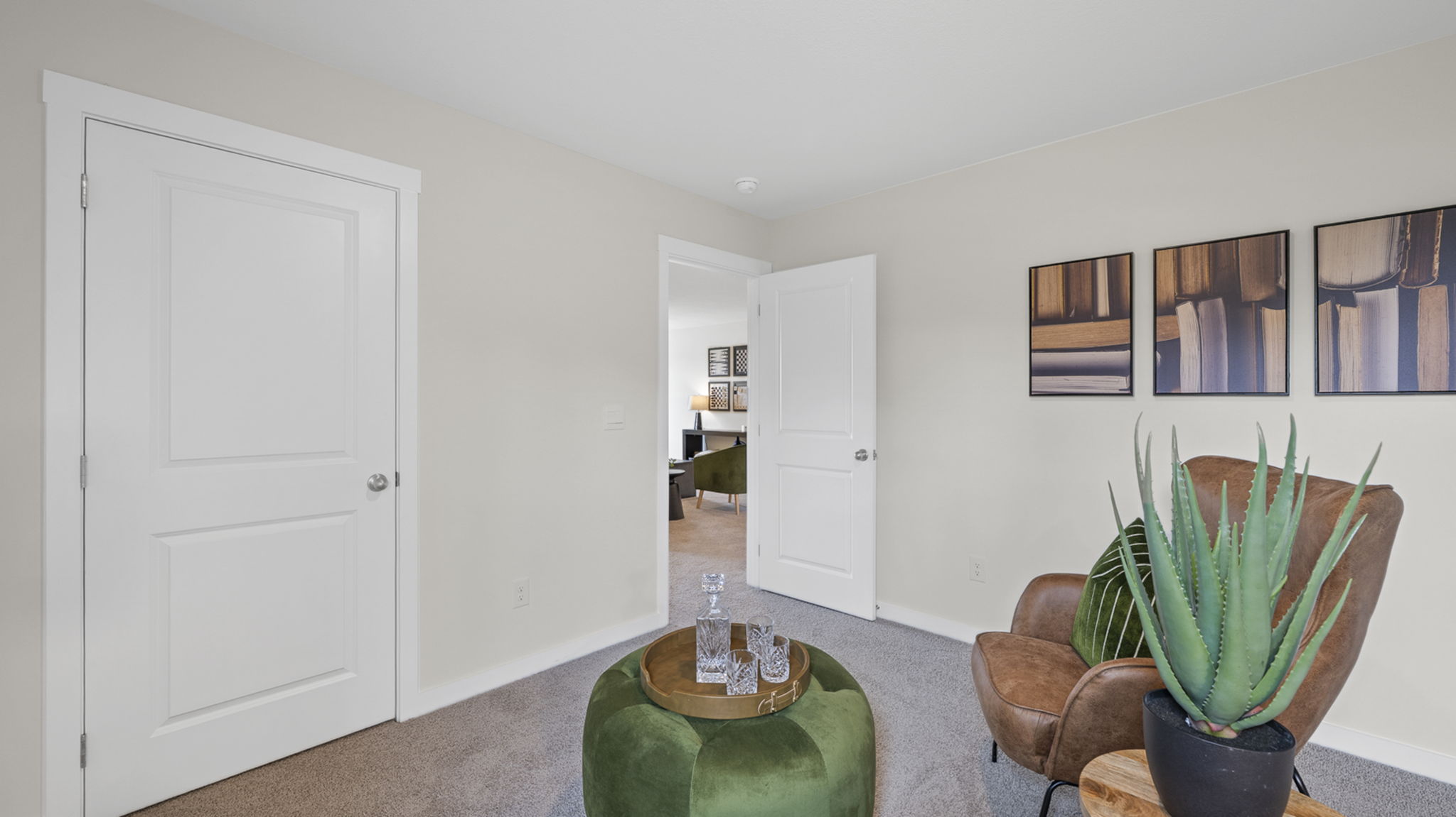 bedroom/ office space with closet