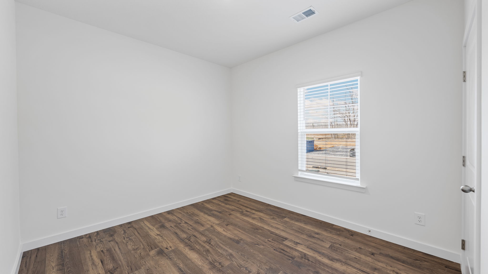 bedroom with single window