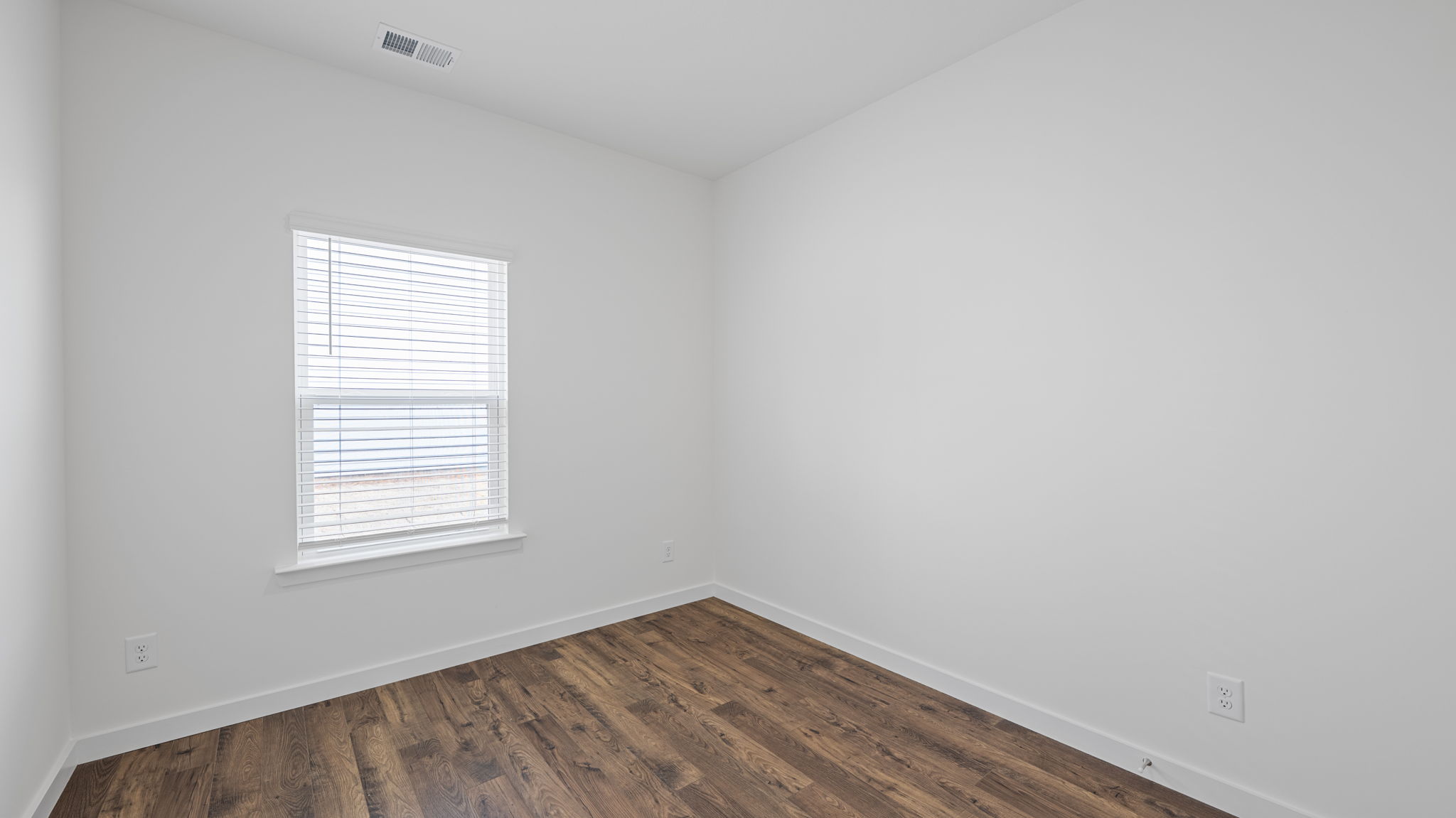 bedroom with single window
