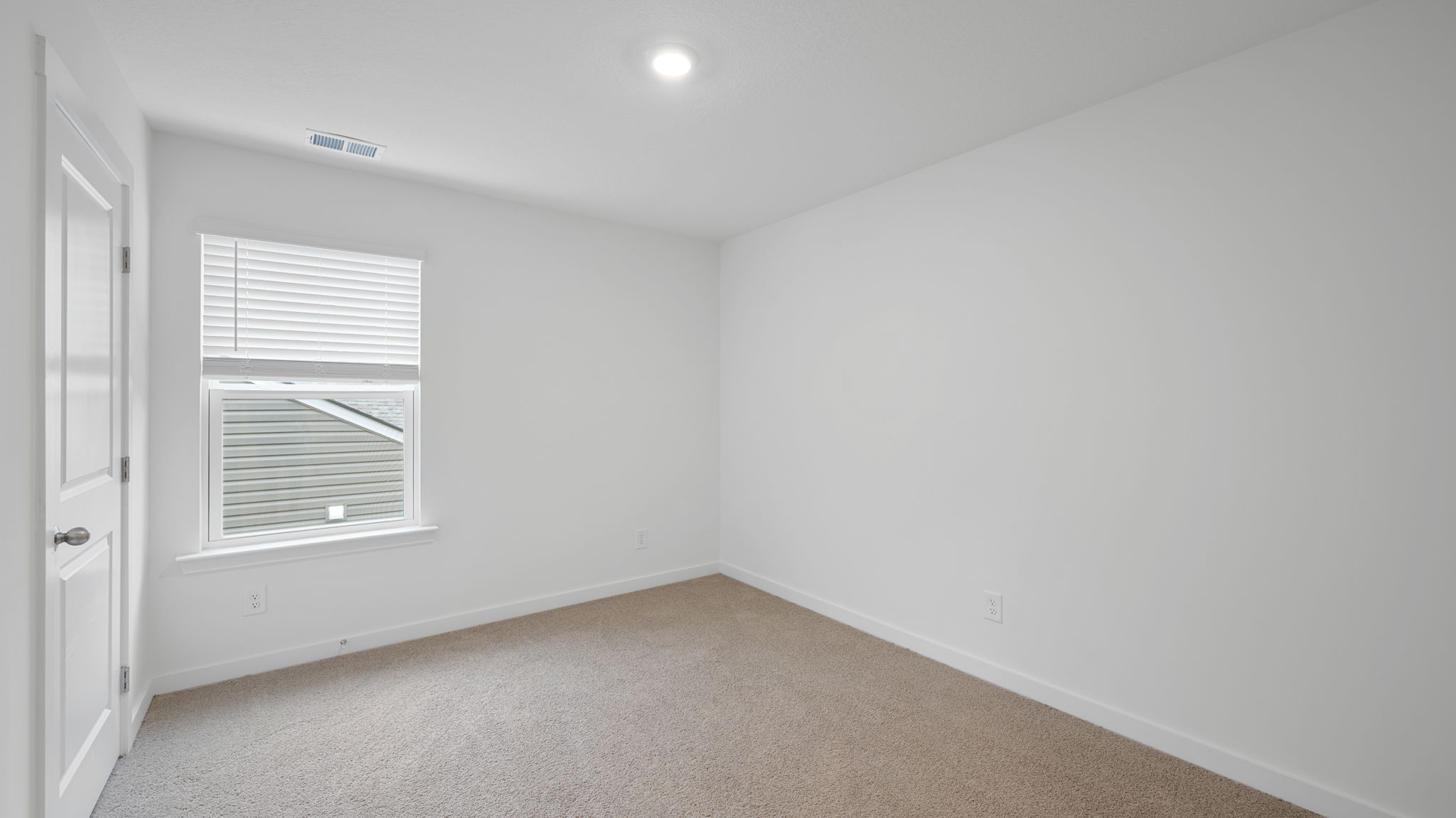 bedroom with single window