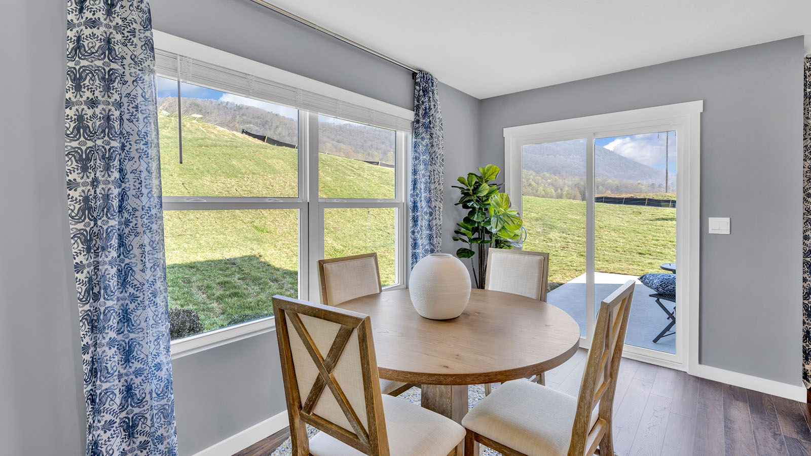 dining eith double window