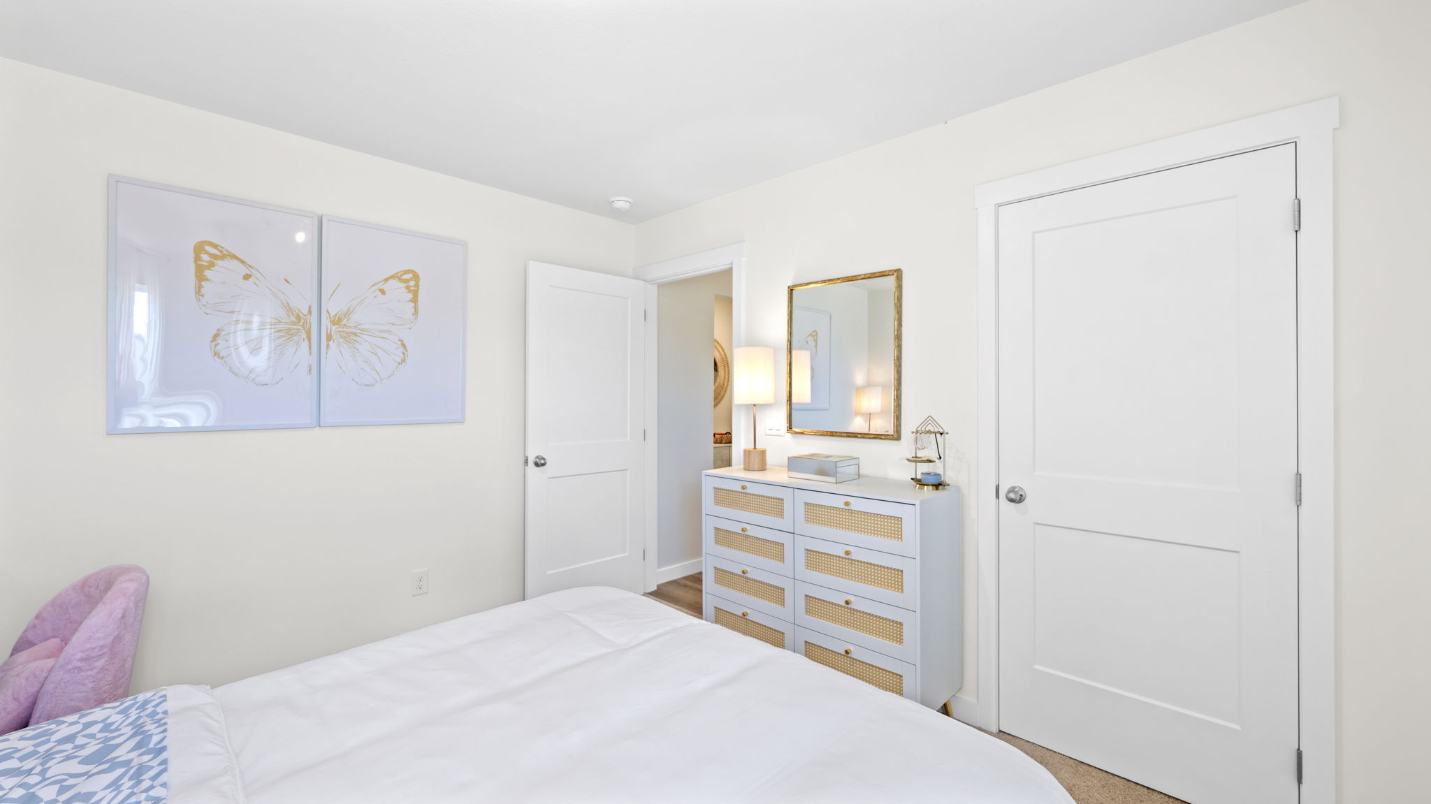 bedroom with single window and closet