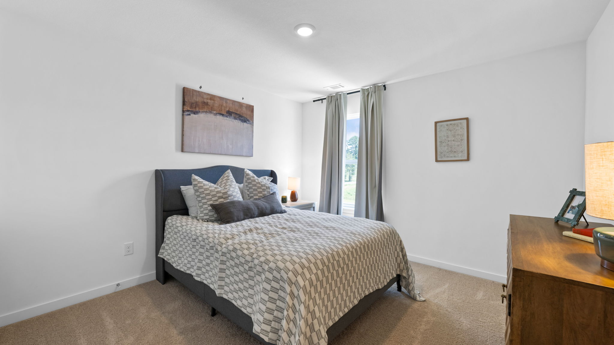 Guest bedroom with single window