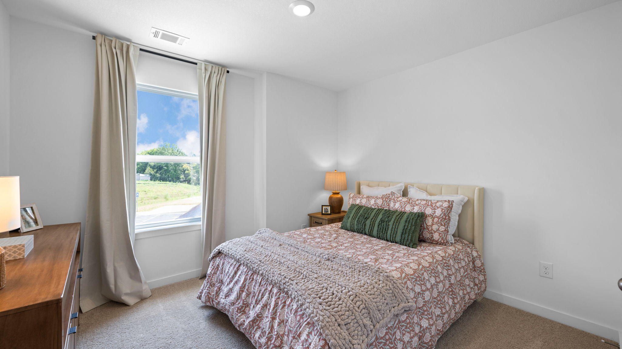 bedroom with single window