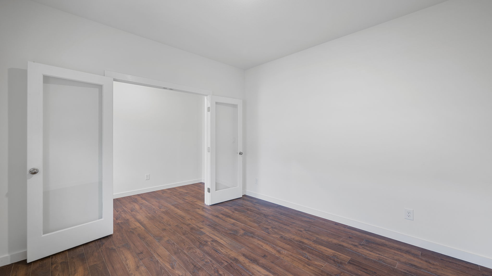 office with double window and double door