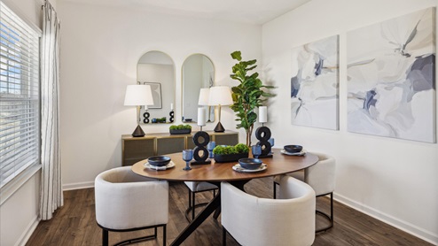 Formal dining room or flex space