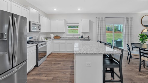 Kitchen with peninsula