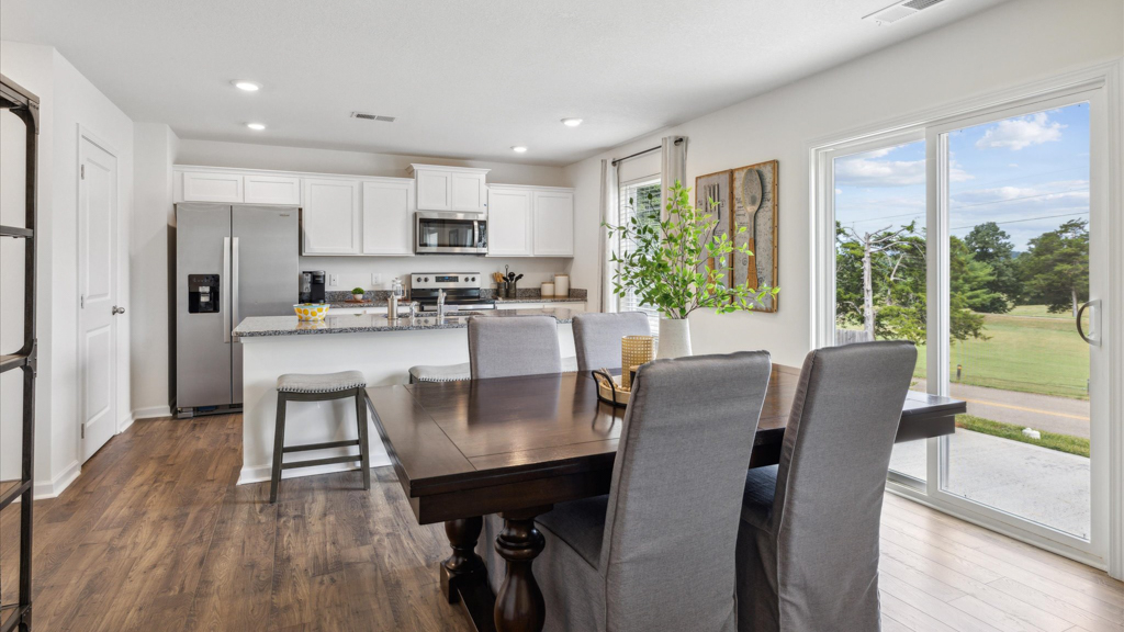 Cozy dining nook space next to kitchen